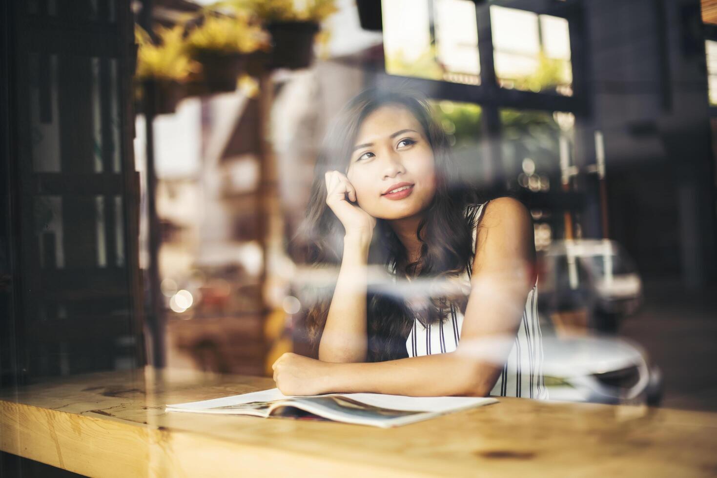 schöne Frau liest Zeitschrift im Café? foto