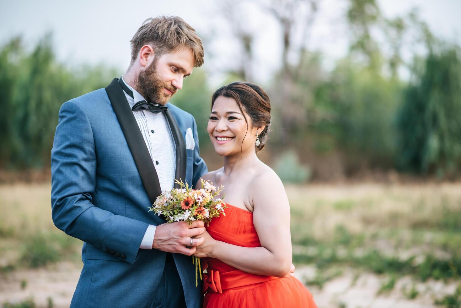 Braut und Bräutigam haben romantische Zeit und sind glücklich zusammen foto