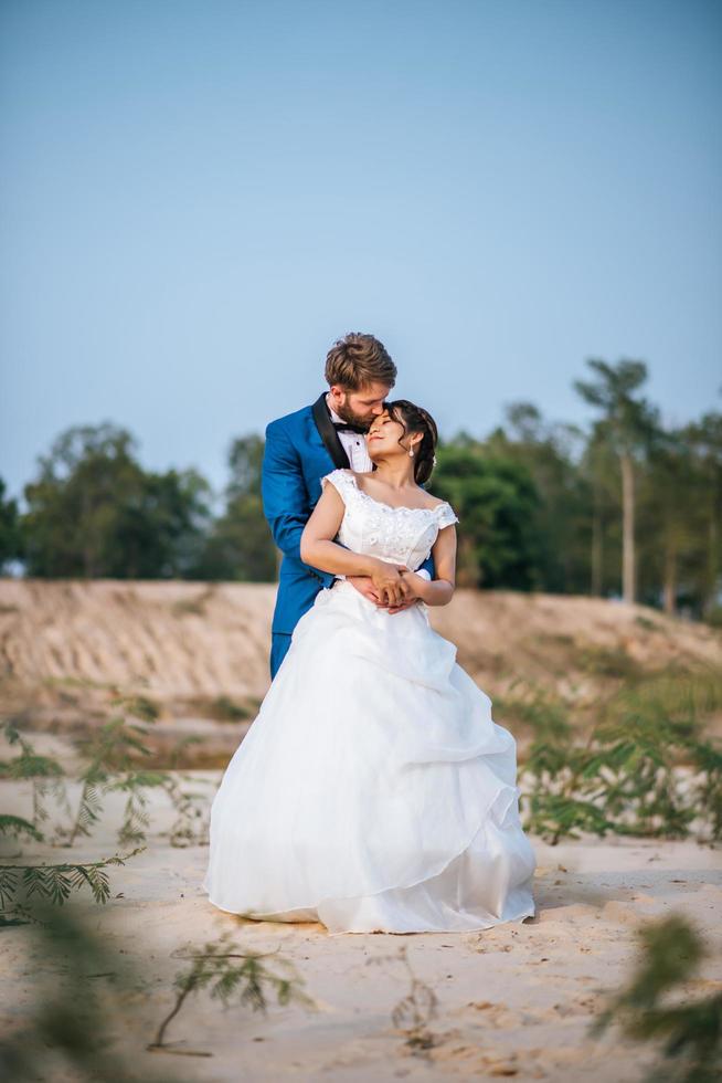 asiatische braut und kaukasischer bräutigam haben romantische zeit und sind glücklich zusammen foto