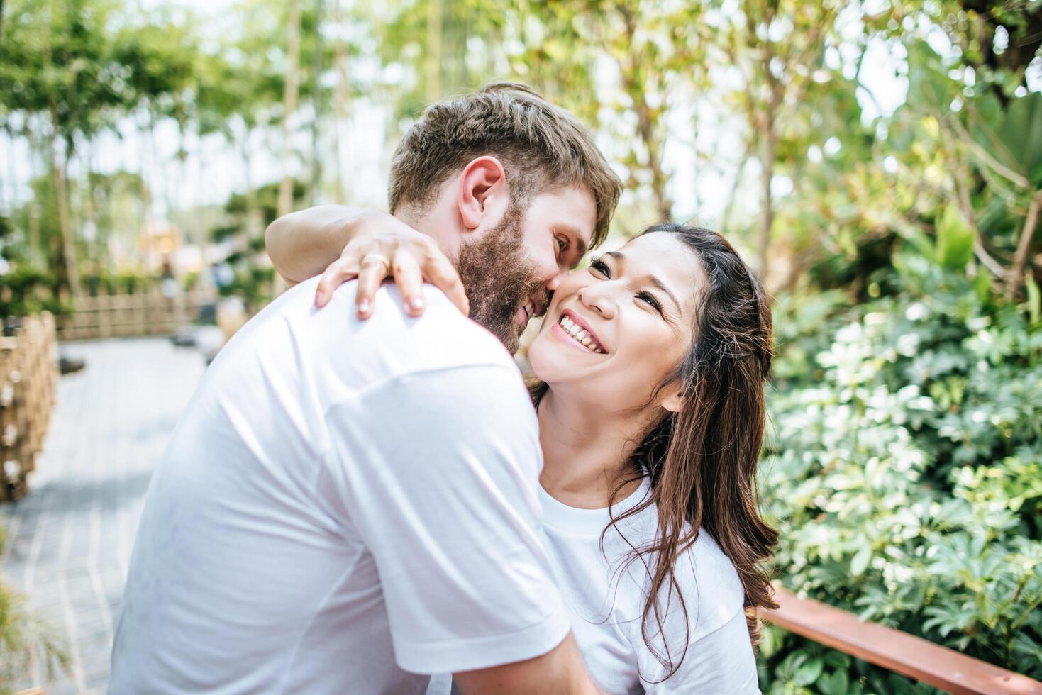 glückliches lächelndes Paar Vielfalt im Liebesmoment zusammen foto