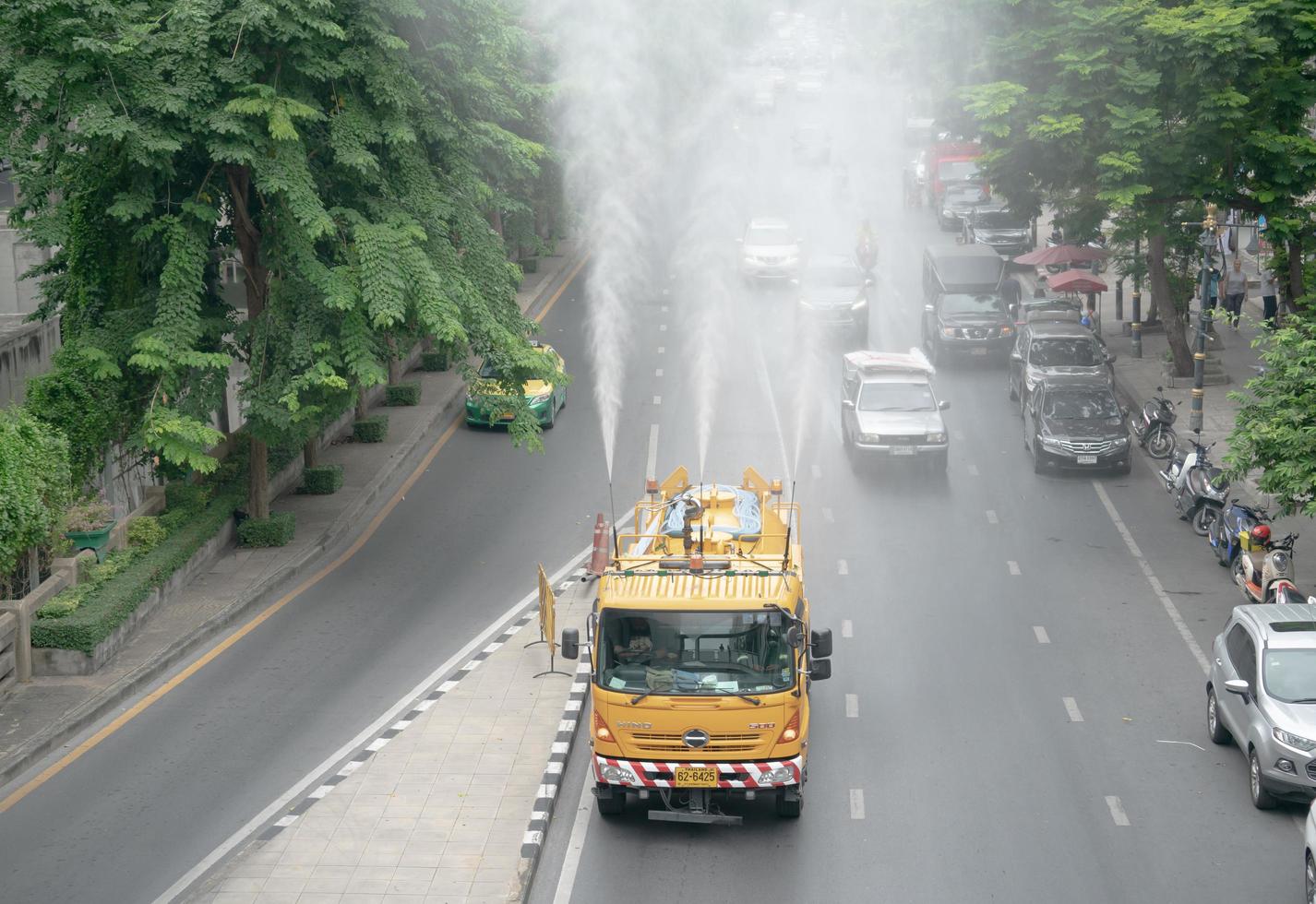 bangkok, thailand- der wassersprühwagen zur behandlung der luftverschmutzung foto