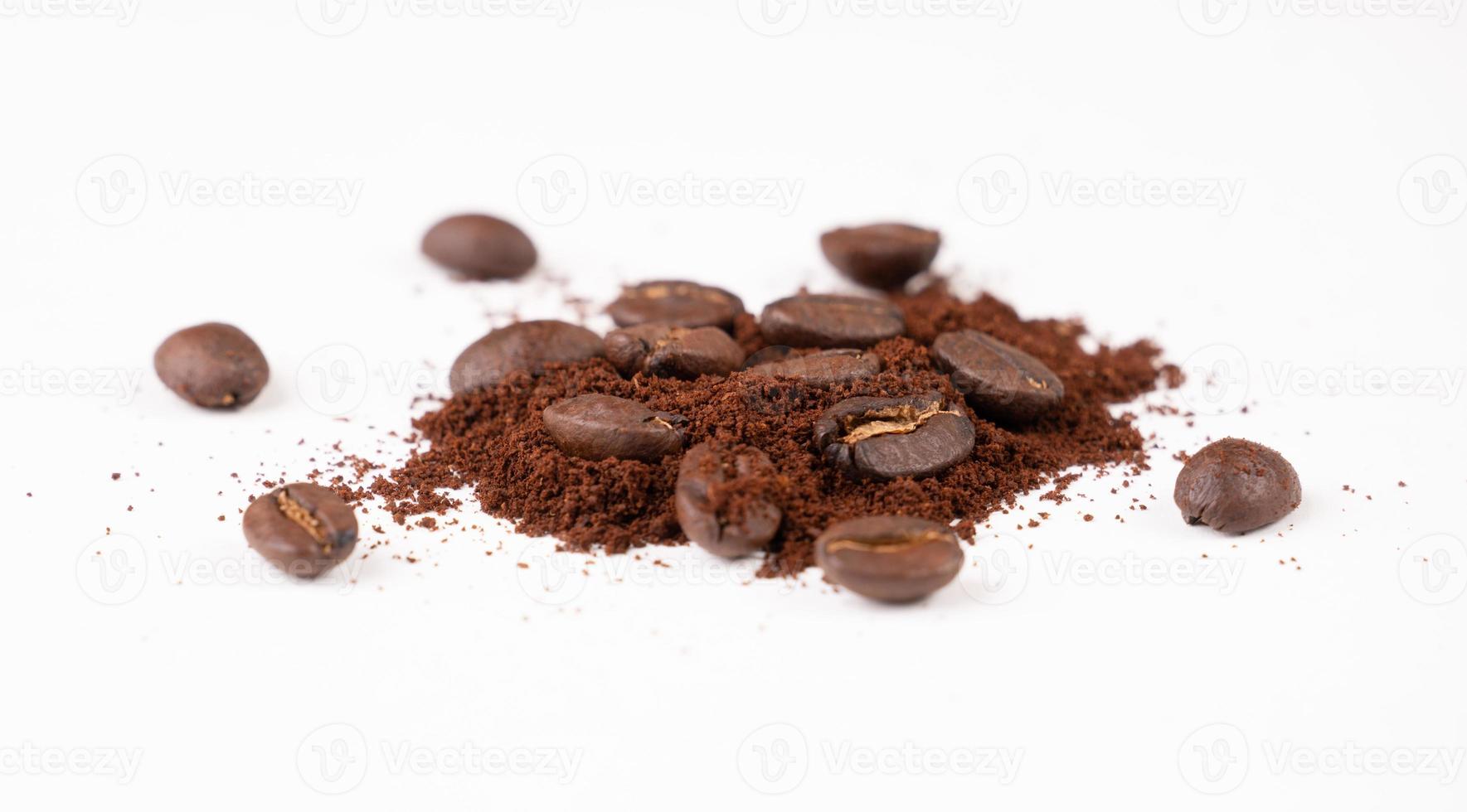geröstete Kaffeebohne mit Pulver auf weißem Hintergrund foto