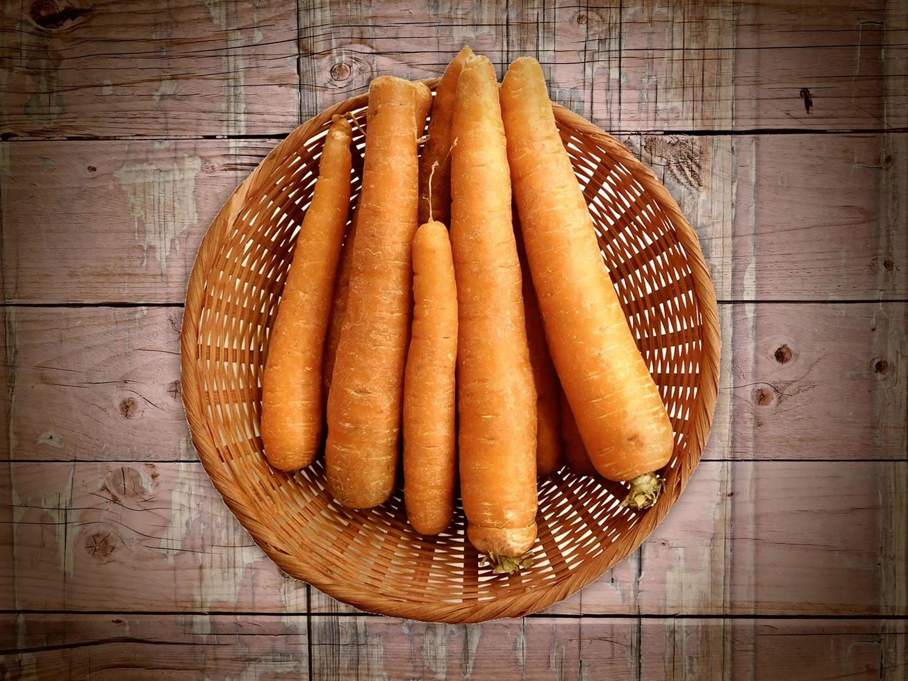 Karotten auf dem hölzernen Hintergrund foto