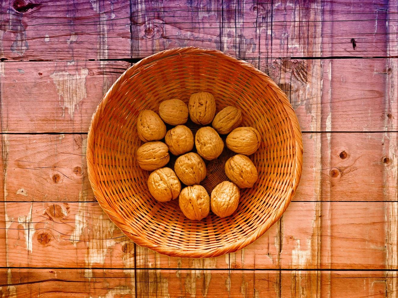 Nüsse auf dem hölzernen Hintergrund foto