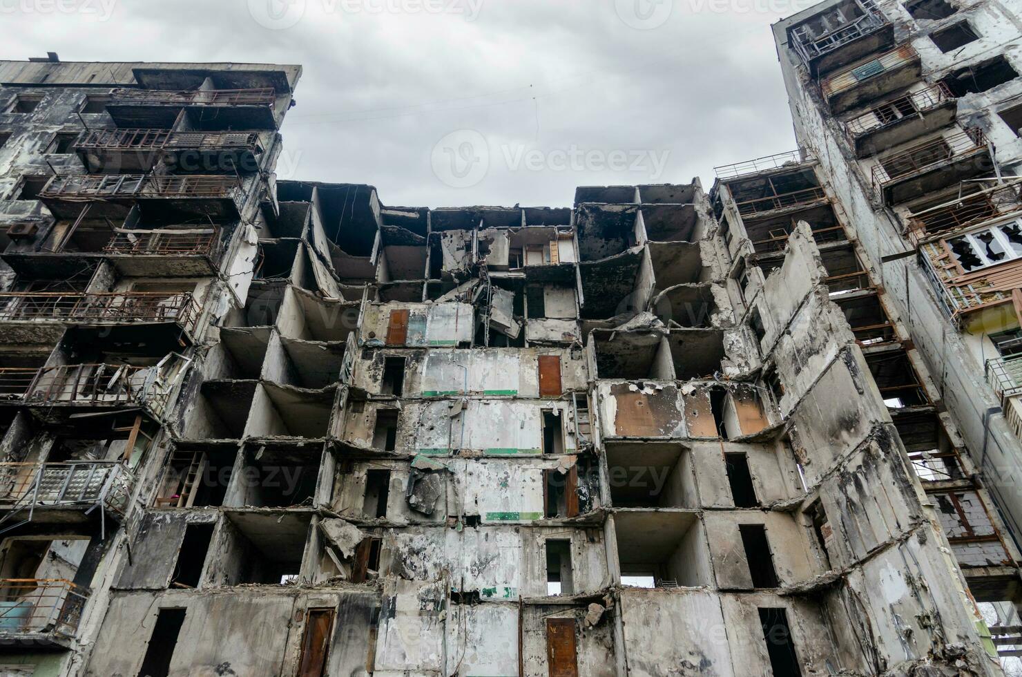 zerstört und verbrannt Häuser im das Stadt Russland Ukraine Krieg foto