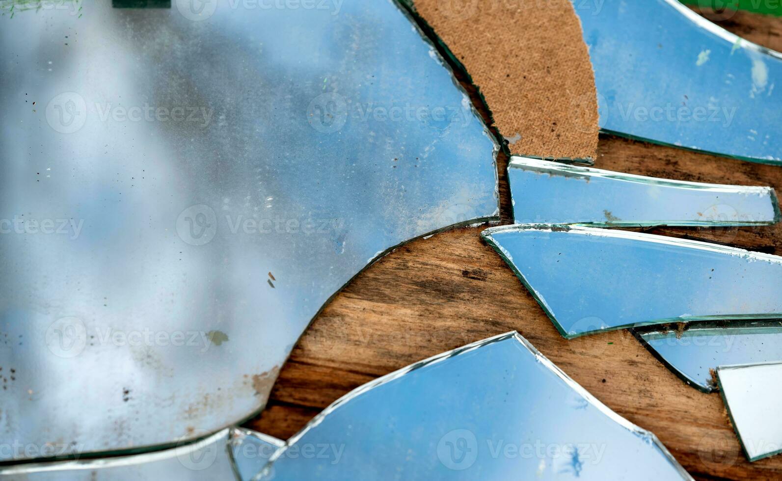 Scherben von ein gebrochen Spiegel schließen oben foto