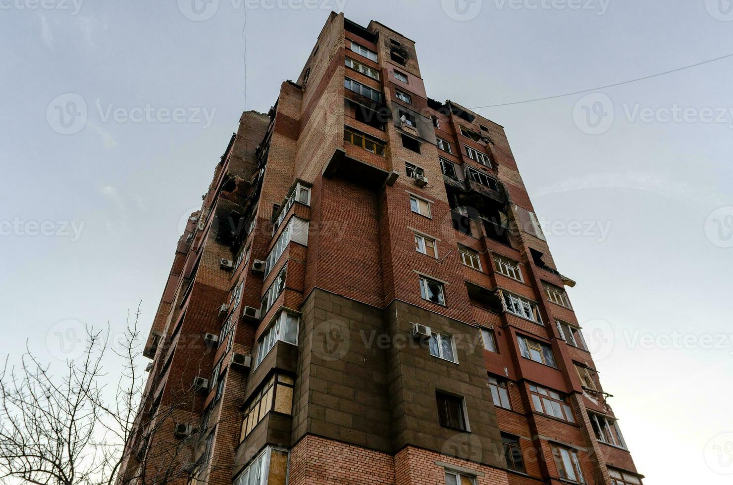 zerstört und verbrannt Häuser im das Stadt Russland Ukraine Krieg foto