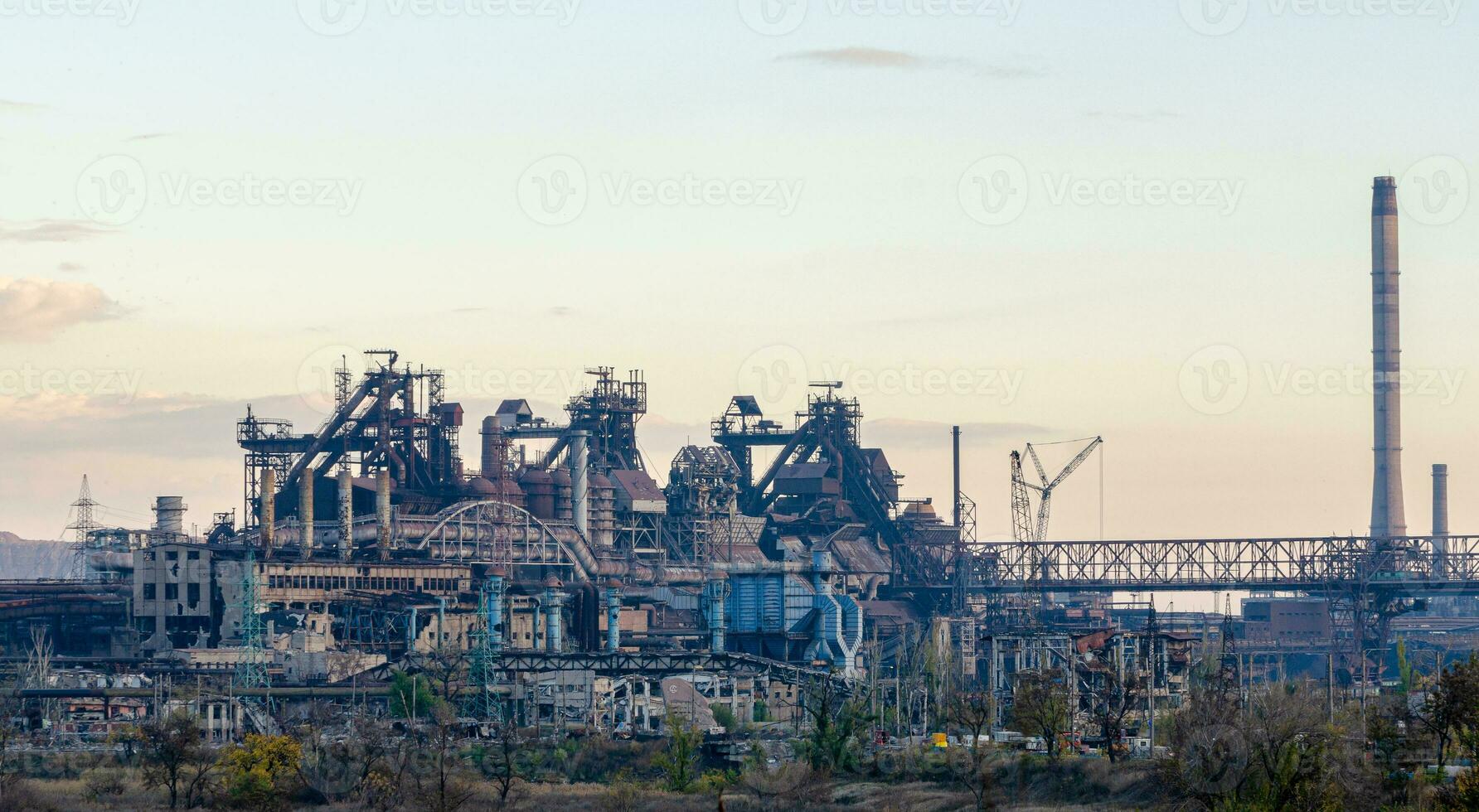 azovstal Pflanze zerstört während das Krieg im Mariupol Ukraine foto