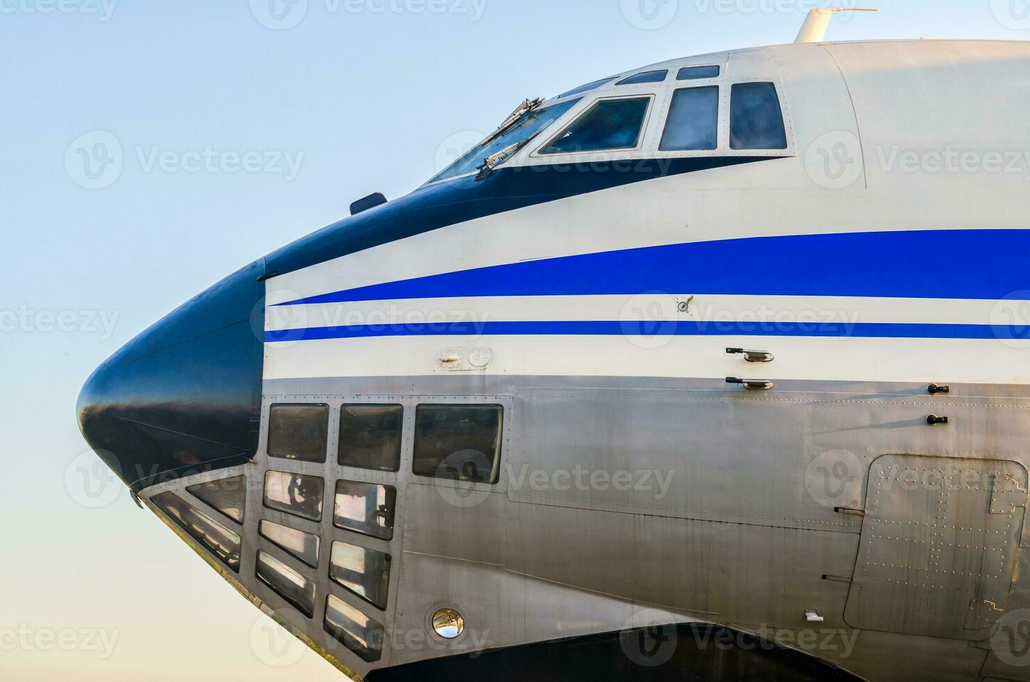 Cockpit von ein enorm Jahrgang Zivilist Flugzeug isoliert foto