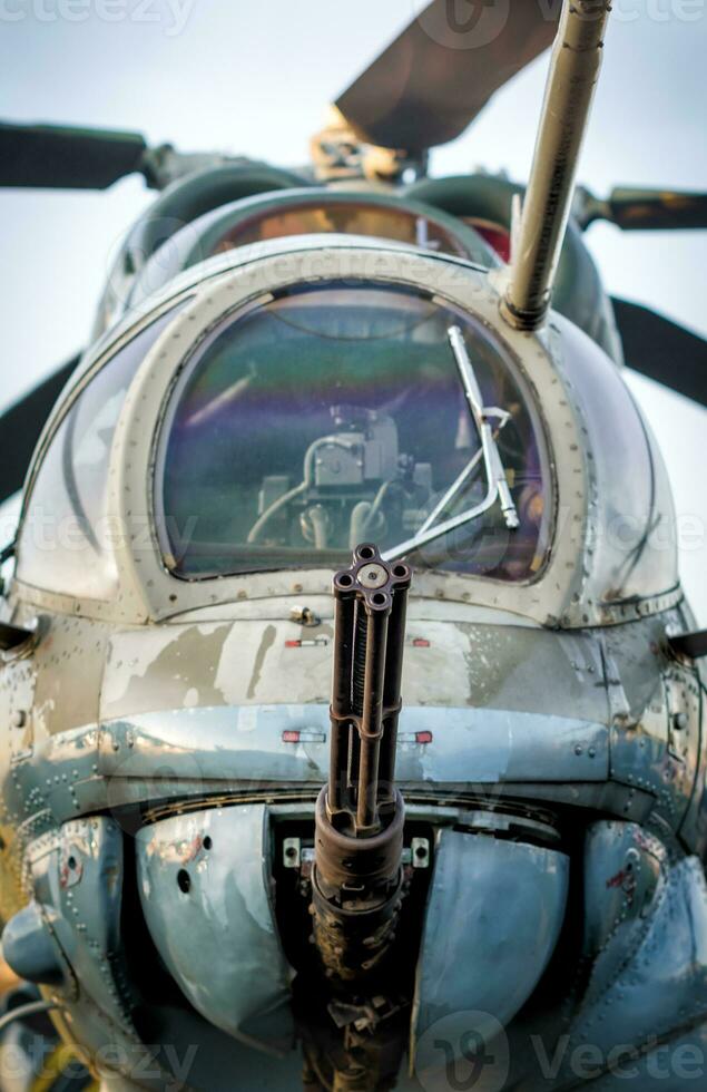 Cockpit von Russisch Heer Militär- Hubschrauber schließen oben foto