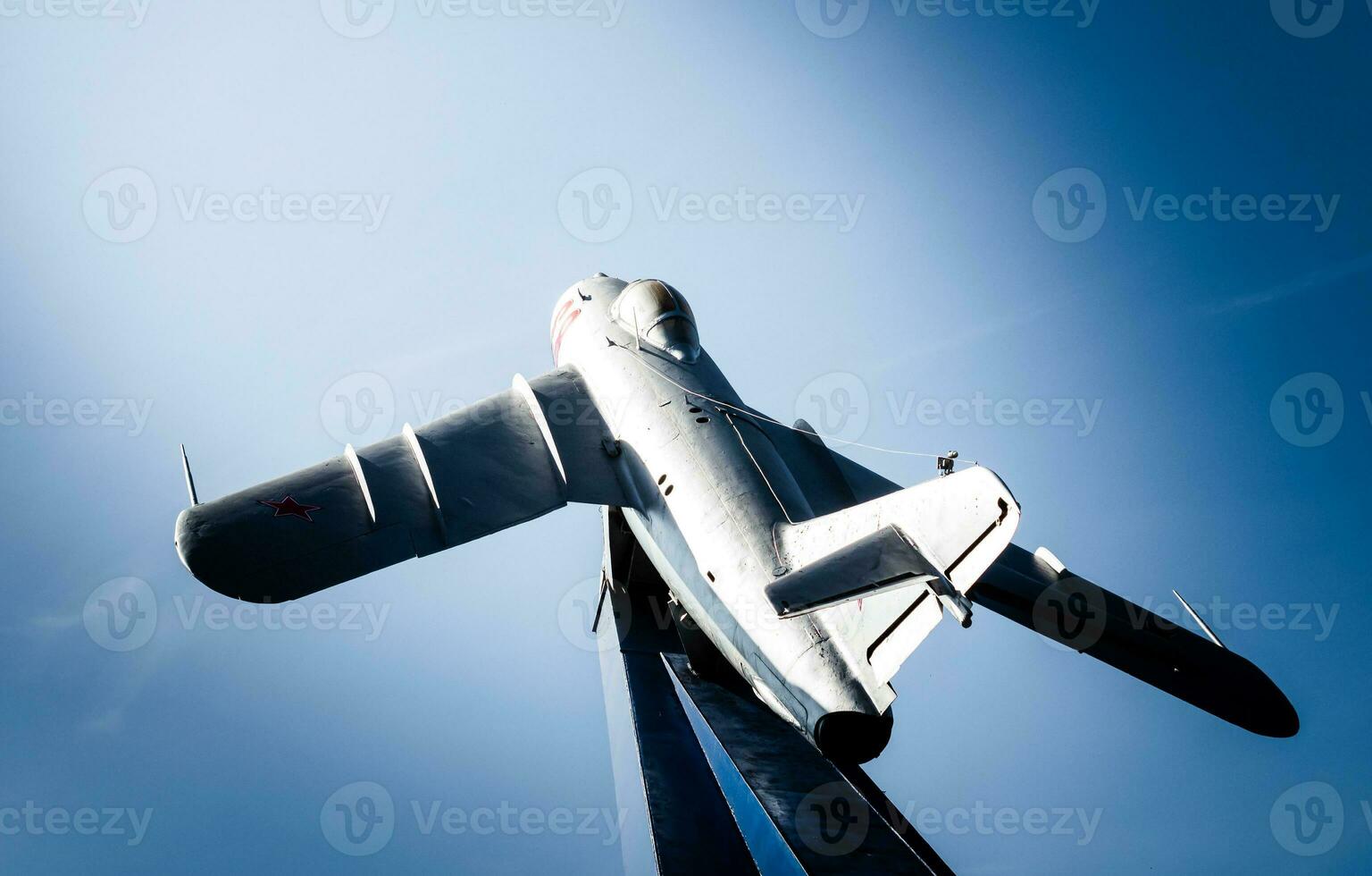 Monument von ein alt Militär- Flugzeug gegen das Blau Himmel foto