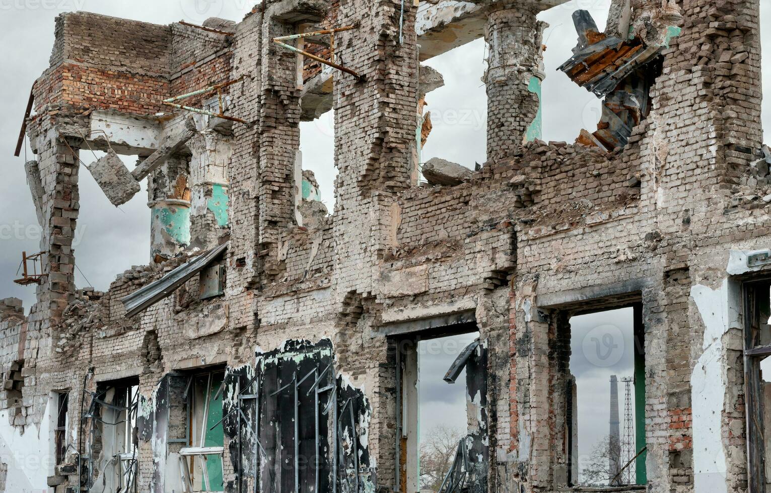 zerstört und verbrannt Häuser im das Stadt Russland Ukraine Krieg foto