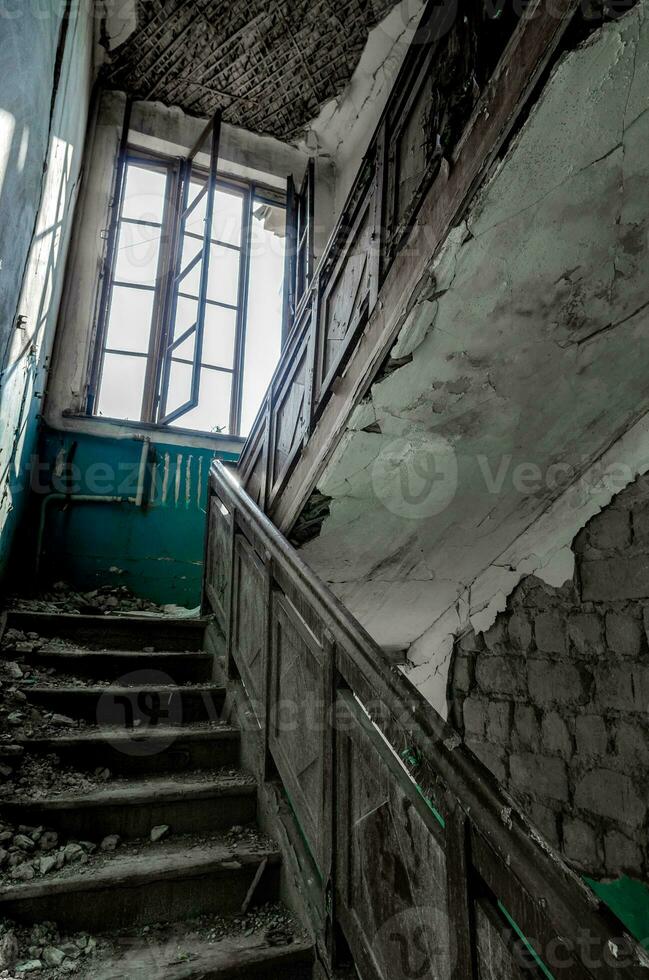 Innerhalb ein zerstört Haus ohne Menschen im ein verlassen Stadt im Ukraine foto