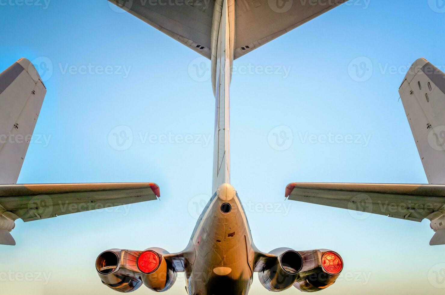 Flügel und Turbinen von ein enorm Verkehrsflugzeug gegen ein Blau Himmel foto