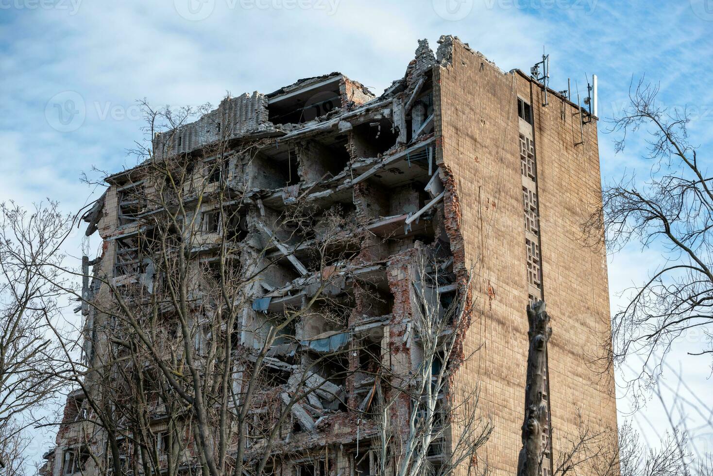 zerstört und verbrannt Häuser im das Stadt Russland Ukraine Krieg foto