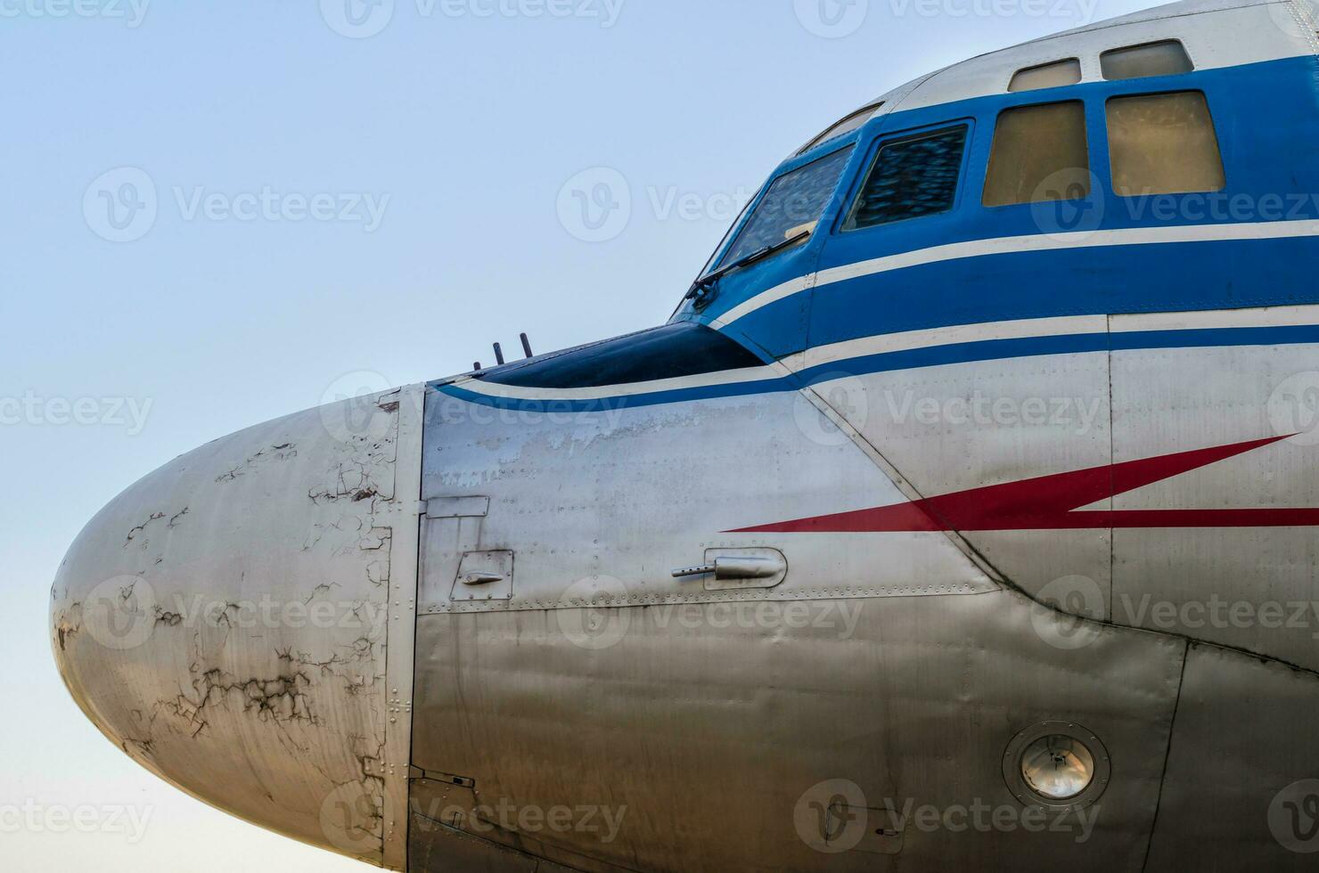 Cockpit von ein groß Jahrgang Zivilist Flugzeug foto