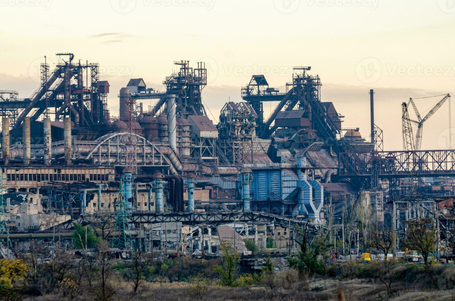 azovstal Pflanze zerstört während das Krieg im Mariupol Ukraine foto