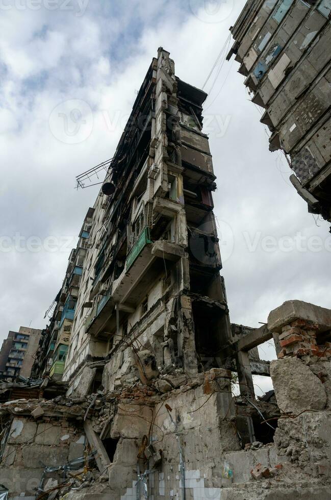 zerstört und verbrannt Häuser im das Stadt während das Krieg im Ukraine foto