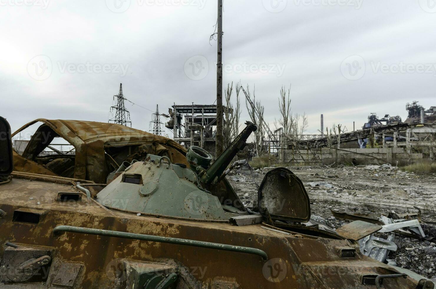 verbrannt Panzer und zerstört Gebäude von das azovstal Pflanze Geschäft im Mariupol foto