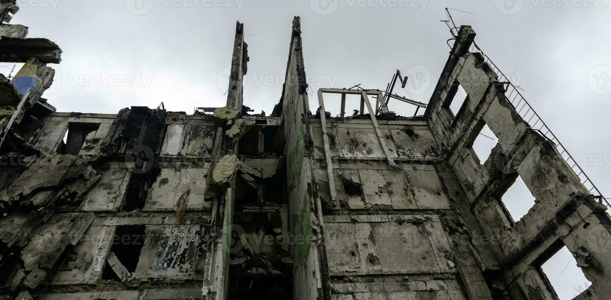 zerstört und verbrannt Häuser im das Stadt Russland Ukraine Krieg foto