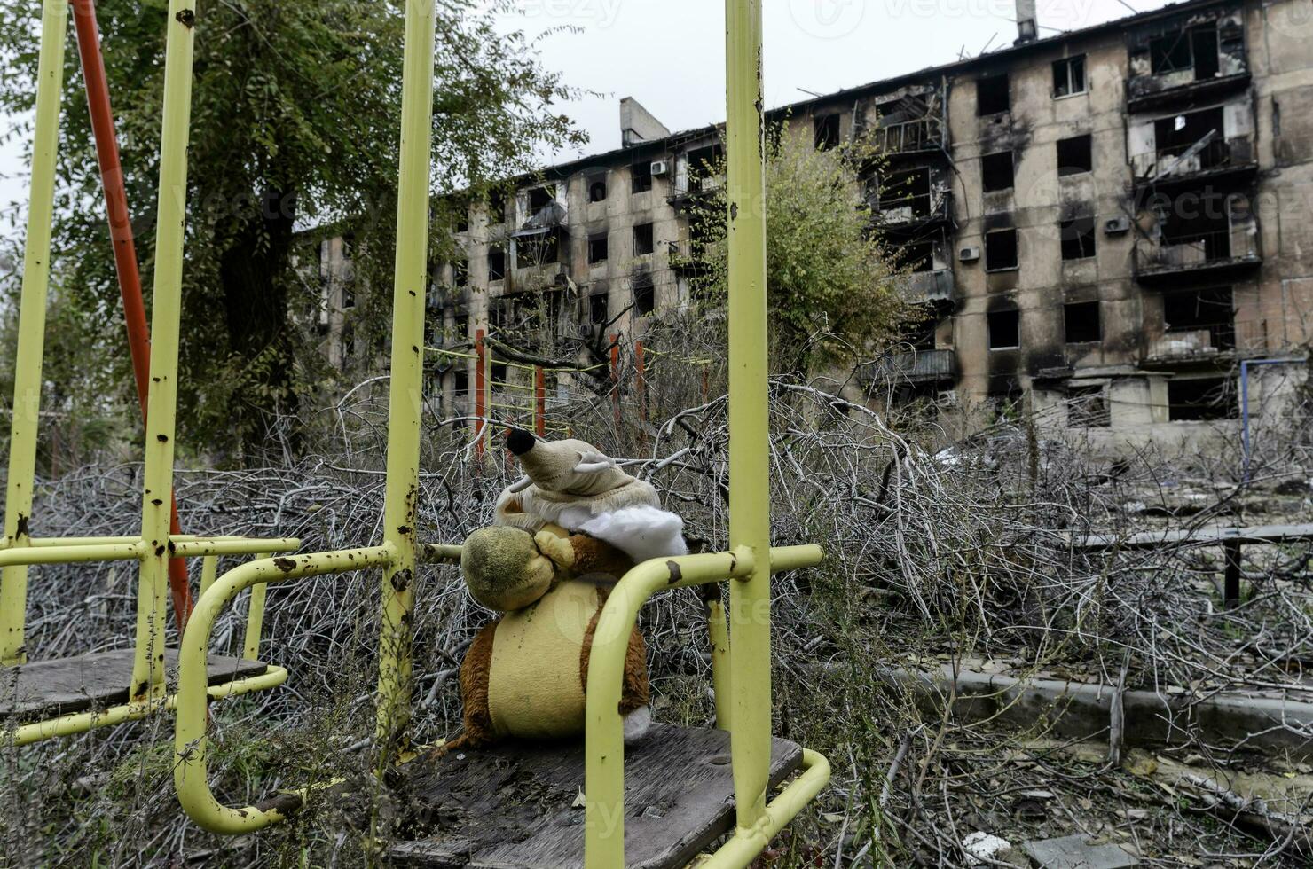 zerstört und verbrannt Häuser im das Stadt Russland Ukraine Krieg foto