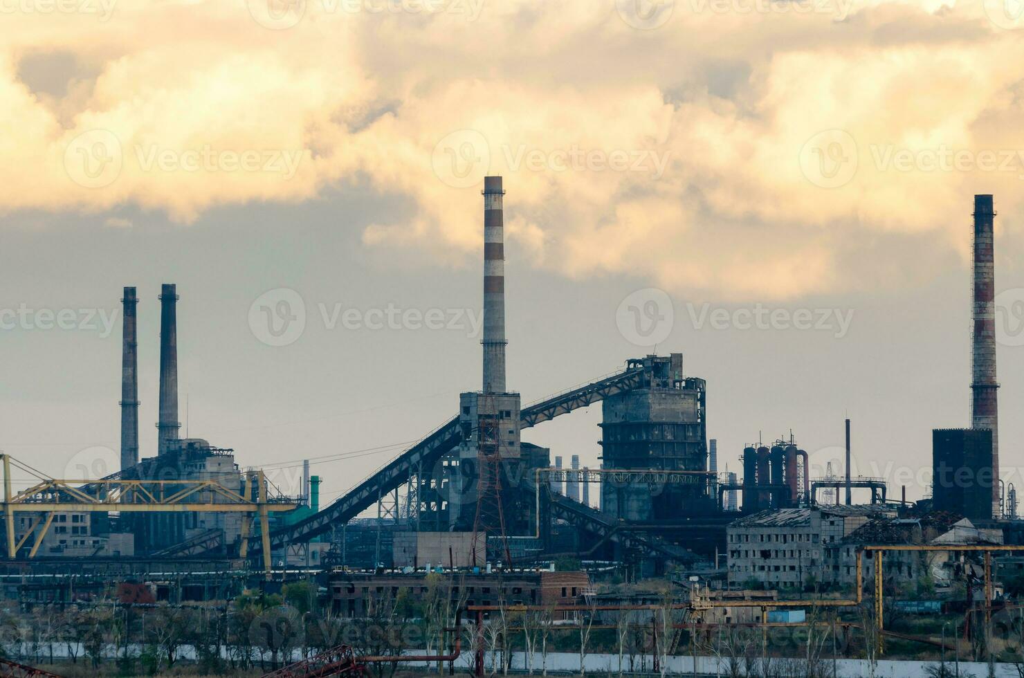 azovstal Pflanze zerstört während das Krieg im Mariupol Ukraine foto