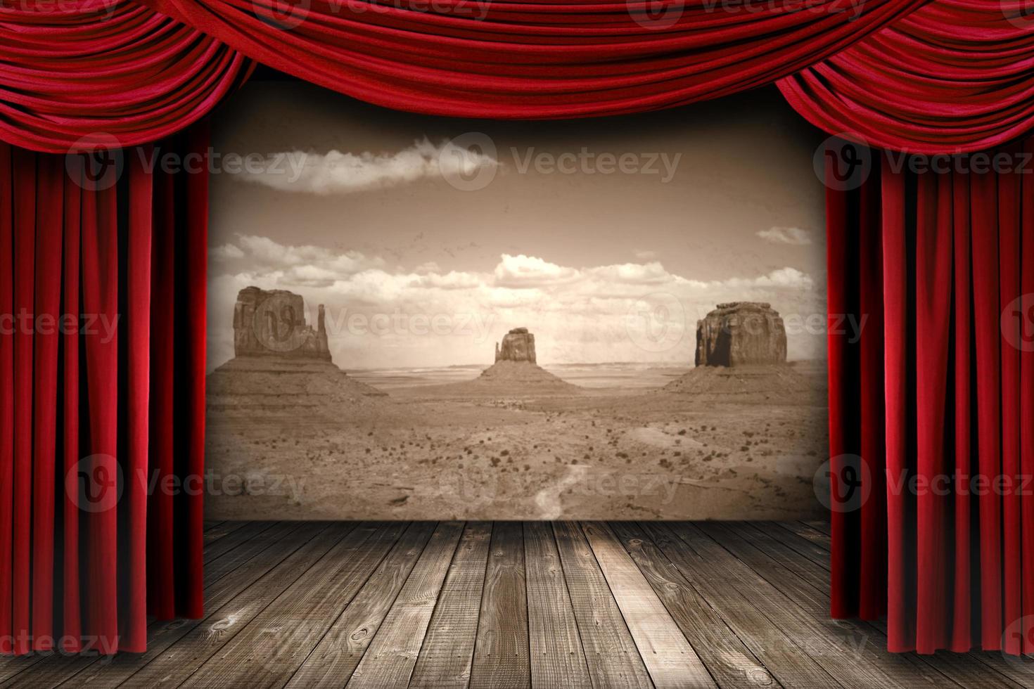 roter Theatervorhang drapiert mit Wüstenberghintergrund foto