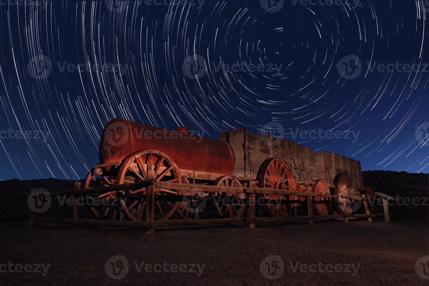 Nachtbelichtung Sternspuren des Himmels im Death Valley Kalifornien foto