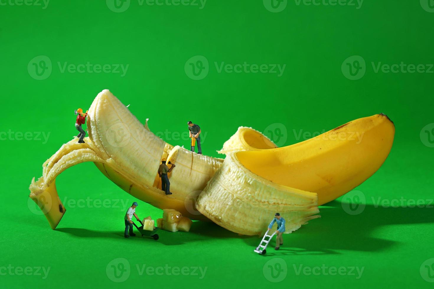 Bauarbeiter in konzeptionellen Essensbildern mit Banane foto