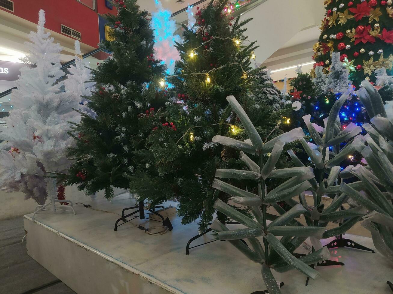 Weihnachten Baum Dekorationen sind Komplett mit Zubehör foto