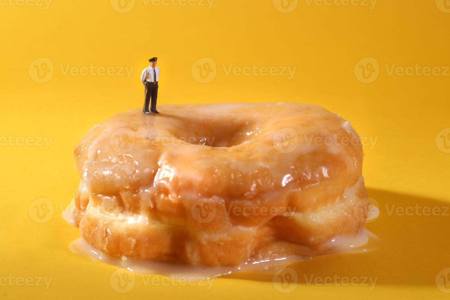 Polizisten in konzeptionellen Essensbildern mit Donuts foto