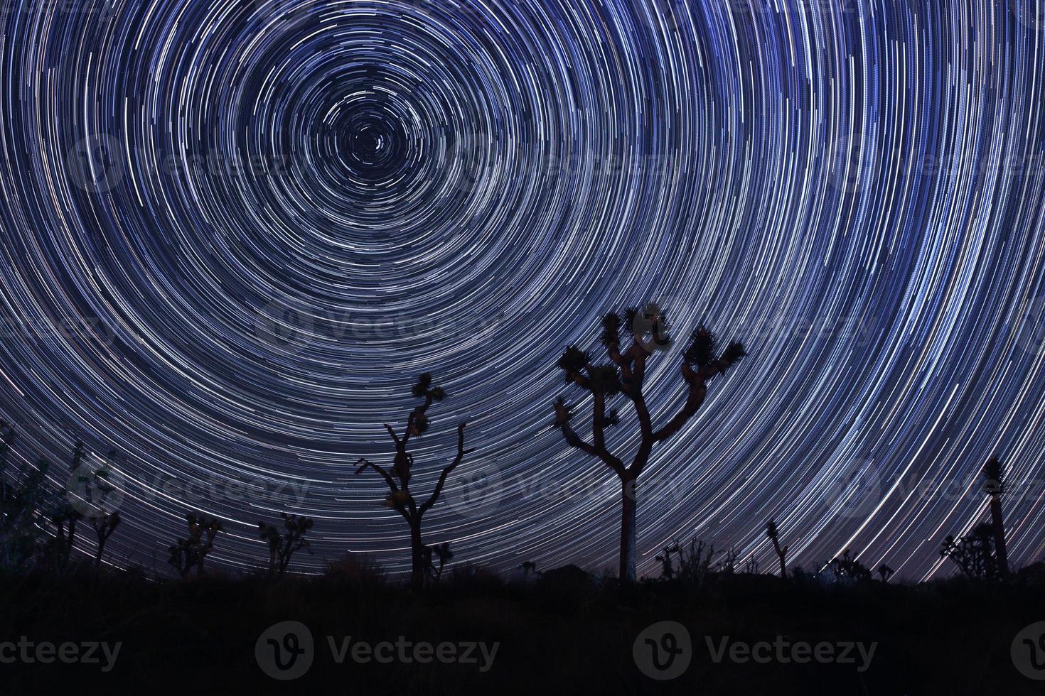 Sternspuren und Milchstraße im Joshua Tree National Park foto