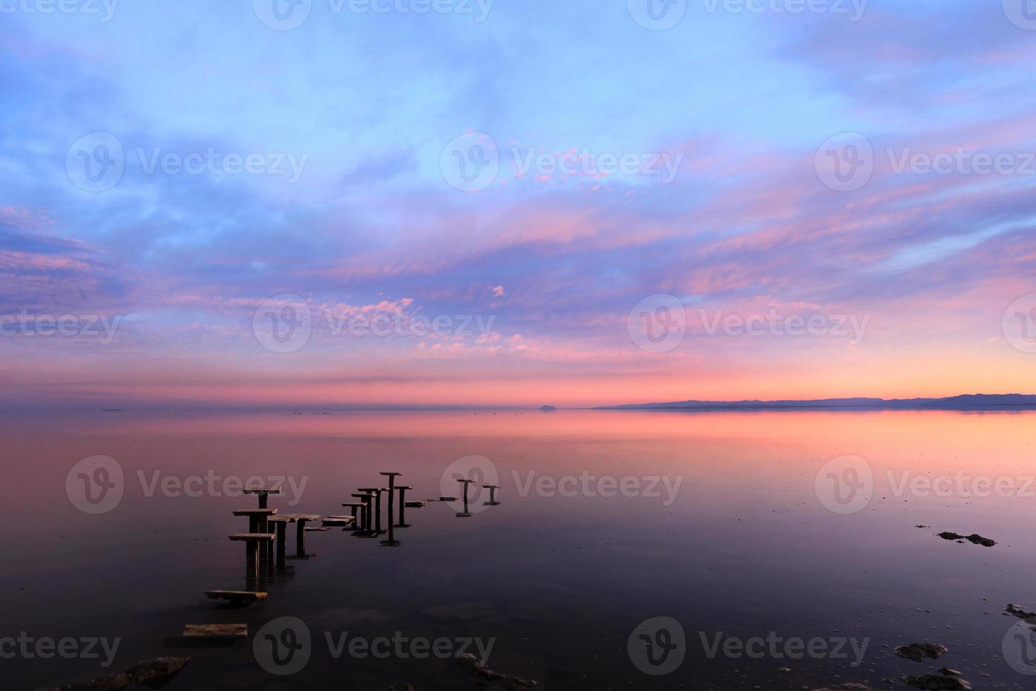 friedliche Gewässer von Bombay Beach Kalifornien im Saltonmeer foto