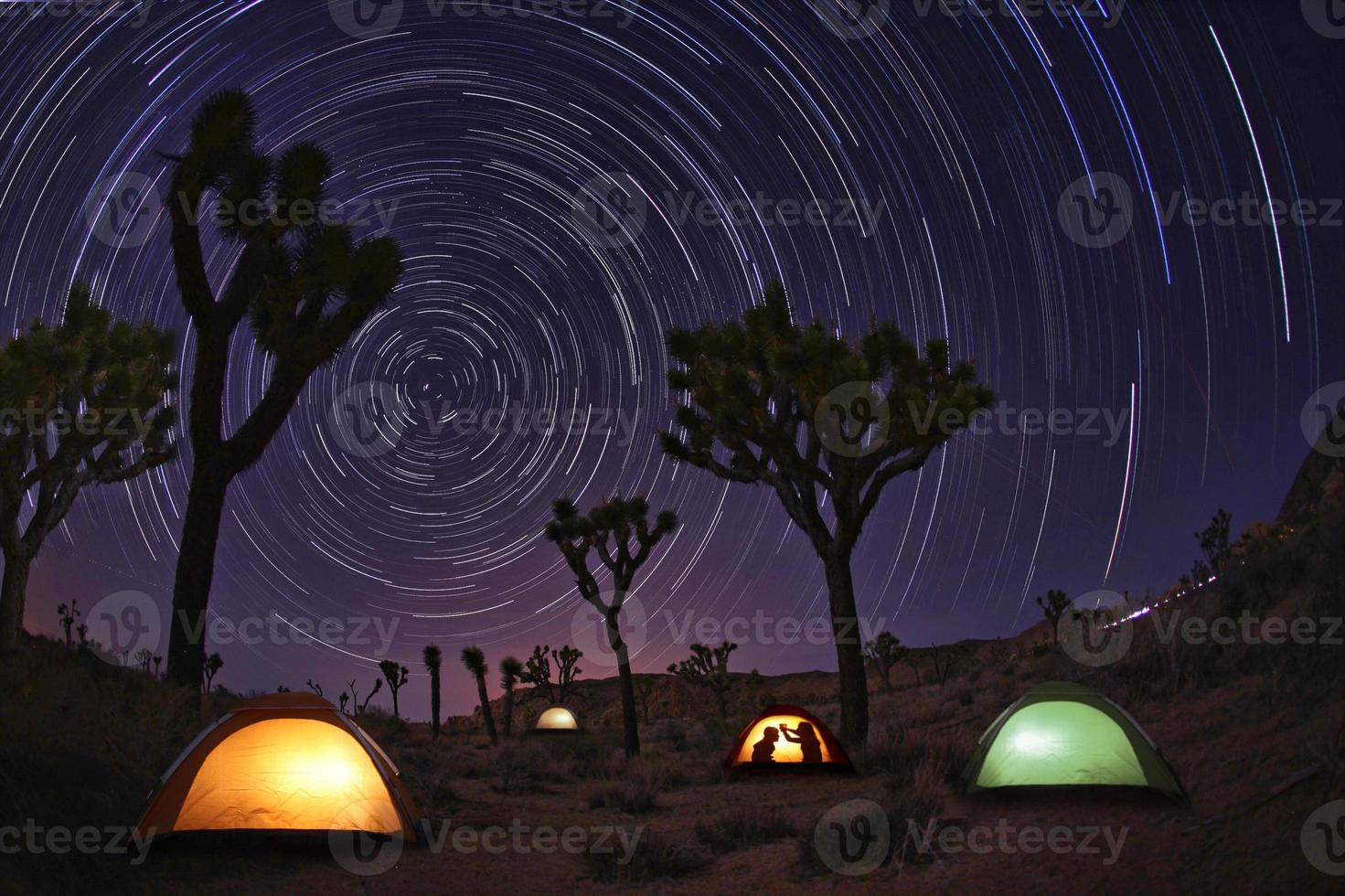 hell gemalte landschaft aus camping und sternen foto