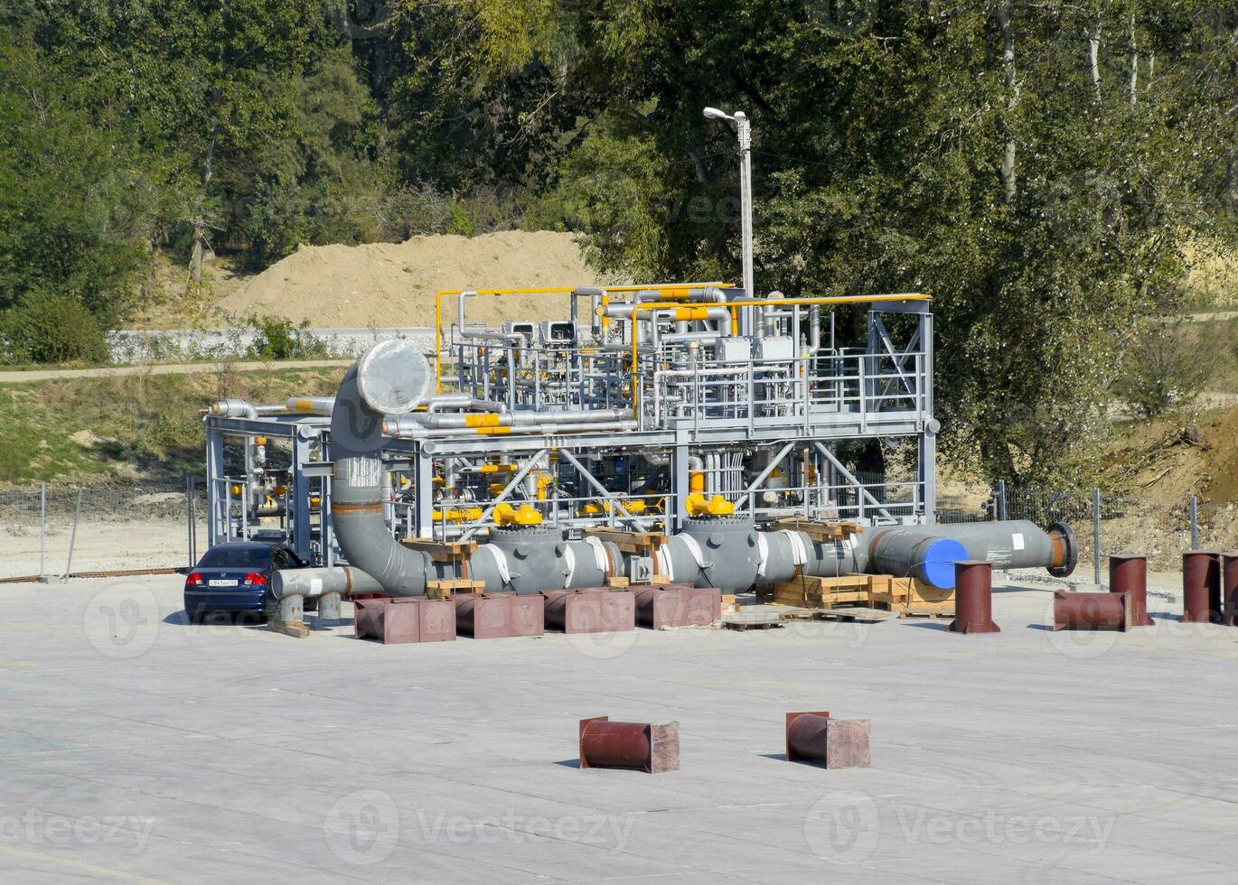 Installation von Gas Trennung und Reinigung. Konstruktion von ein Öl und Gas Bahnhof. foto