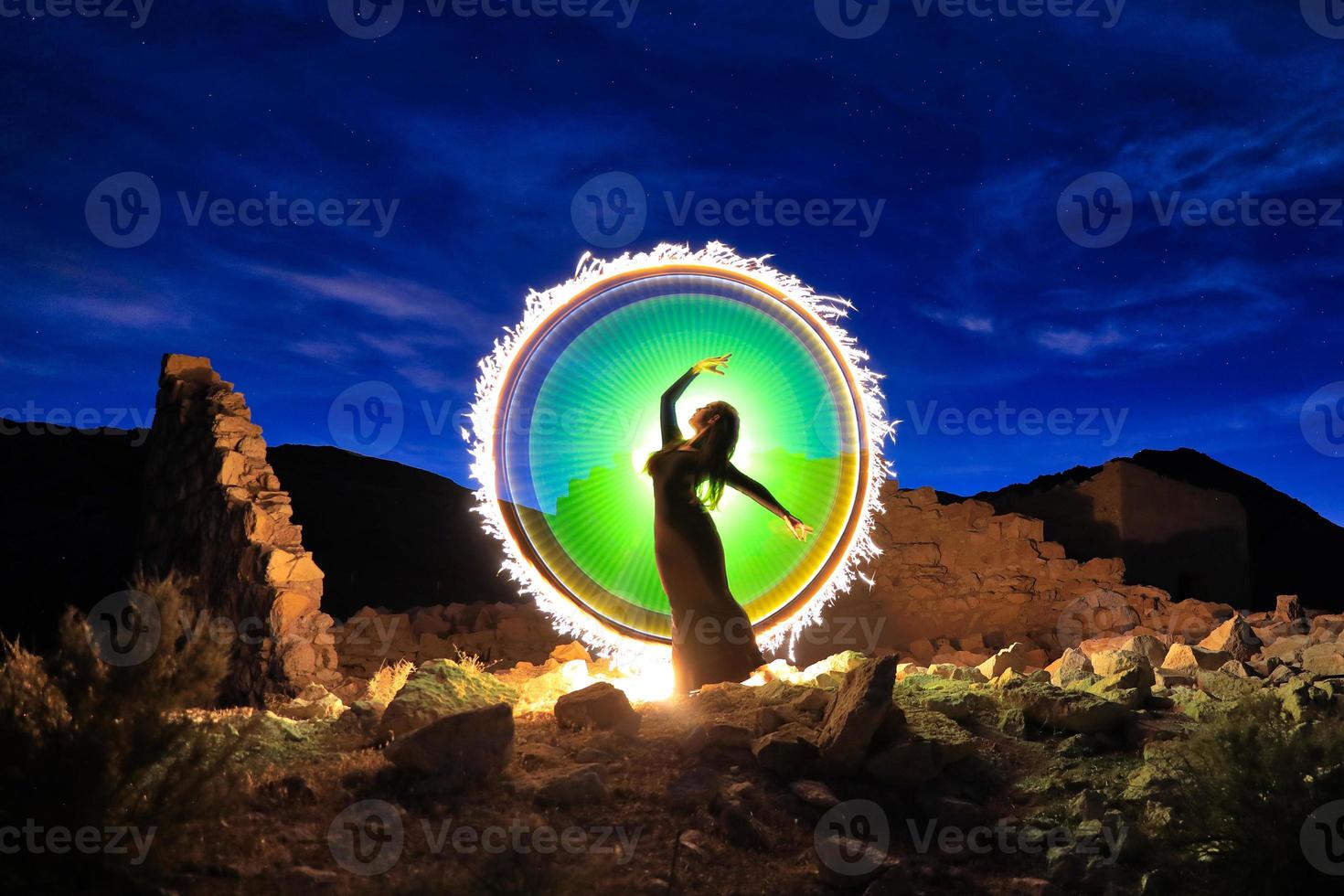 schönes Model posiert nachts in der Wüste foto