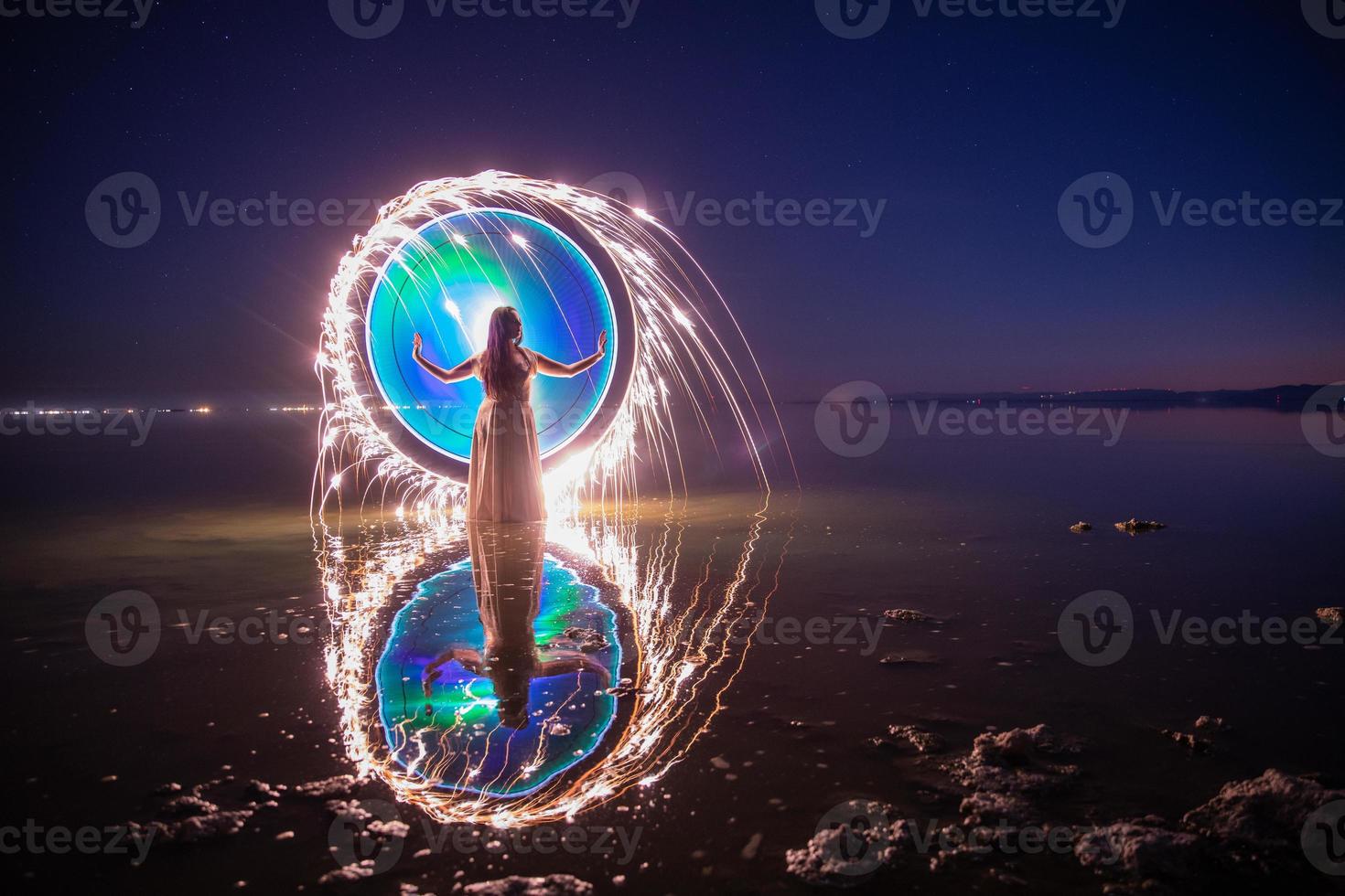 hellbemaltes Mädchen im Saltonmeer foto