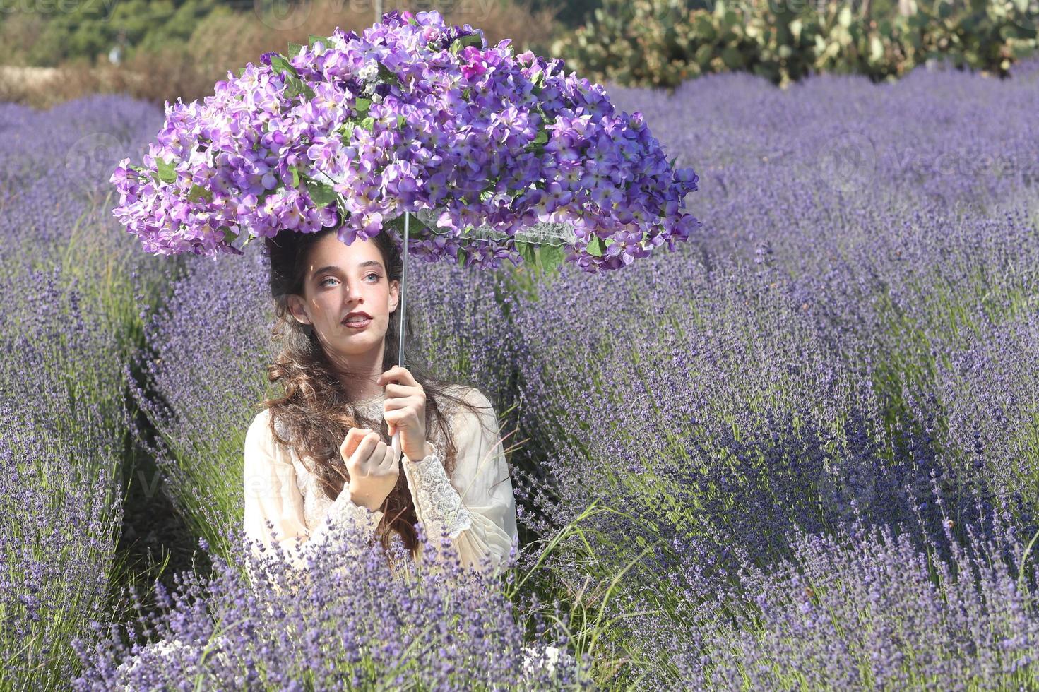 hübsches junges Mädchen im Freien in einem Lavendelblumenfeld foto