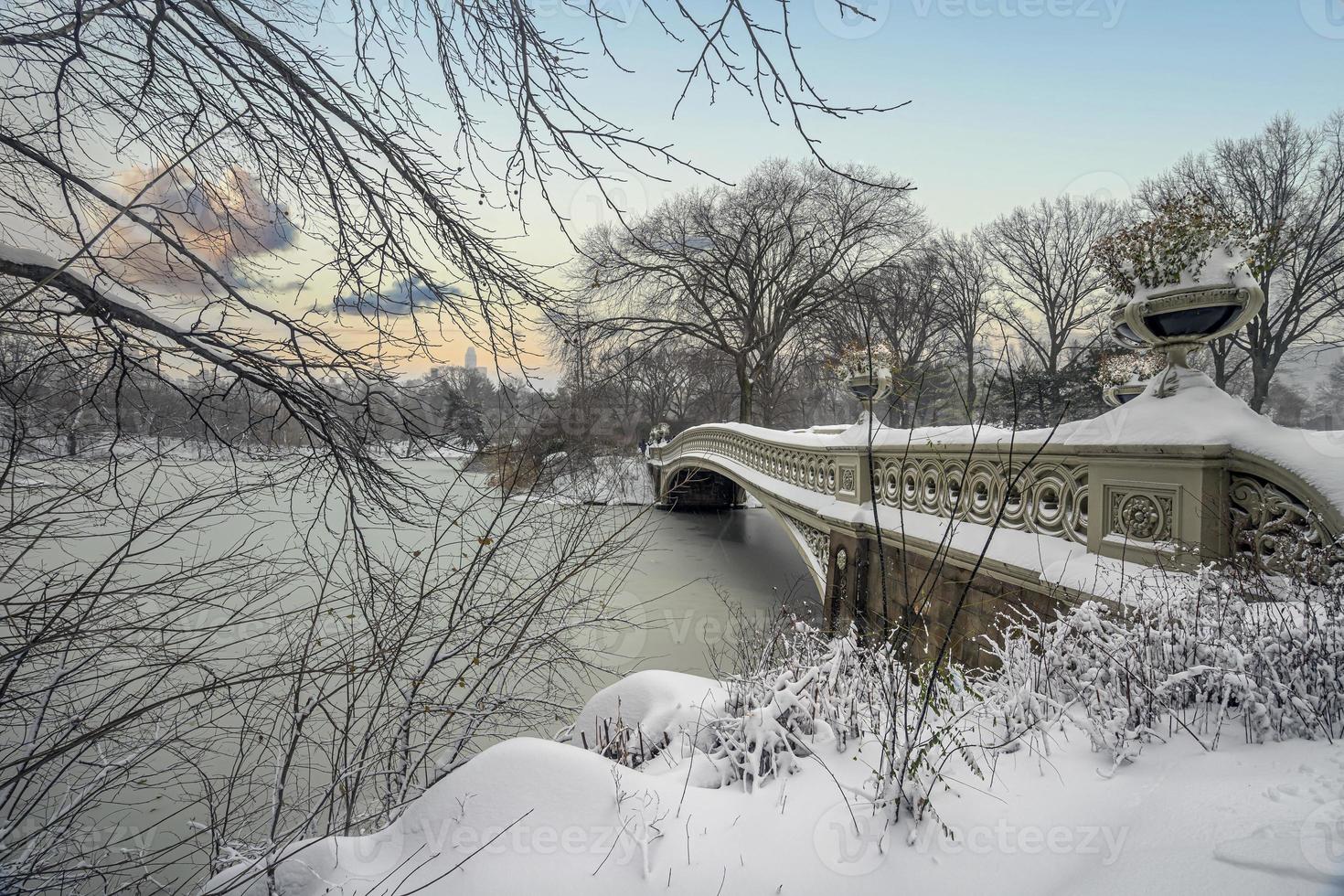 Bugbrücke nach Schneesturm foto