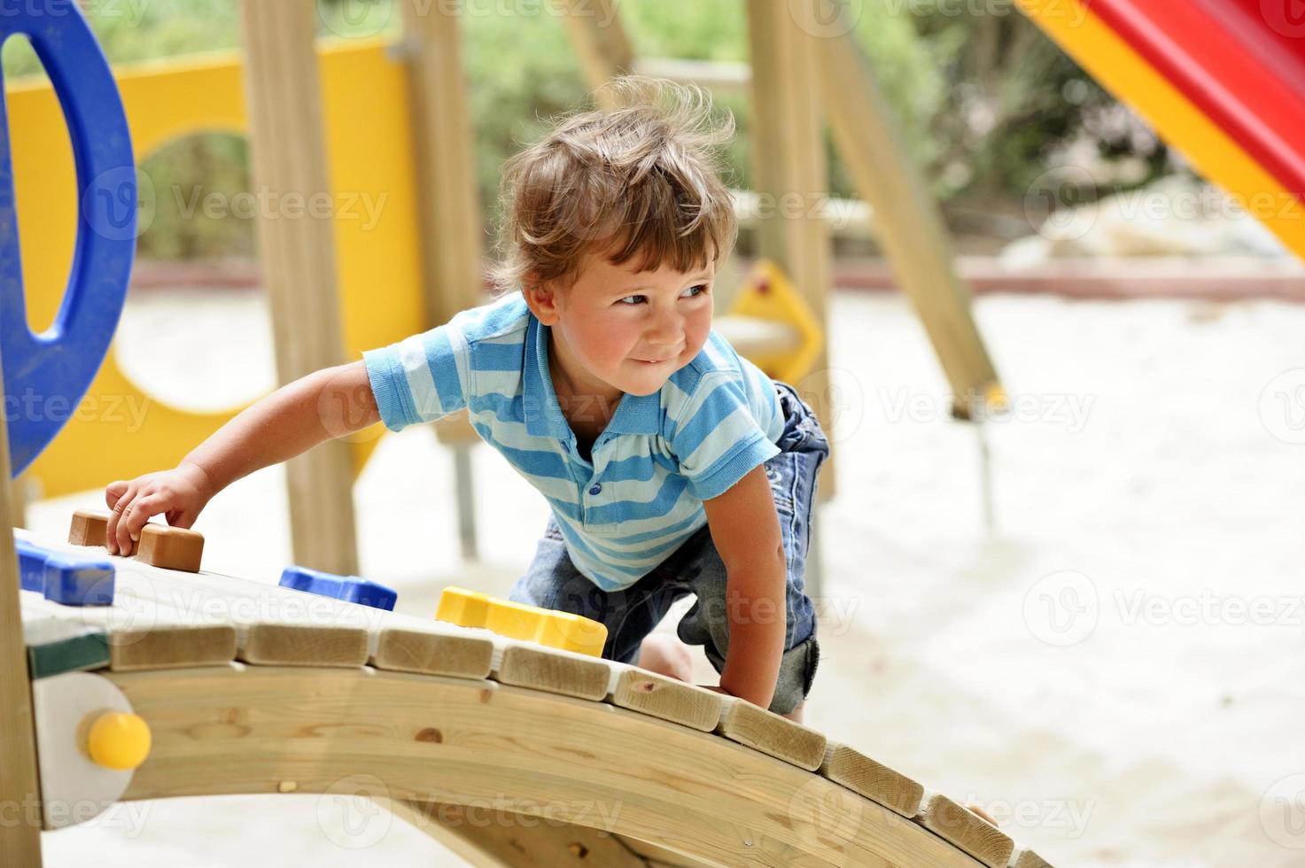 Junge, der im Park spielt foto