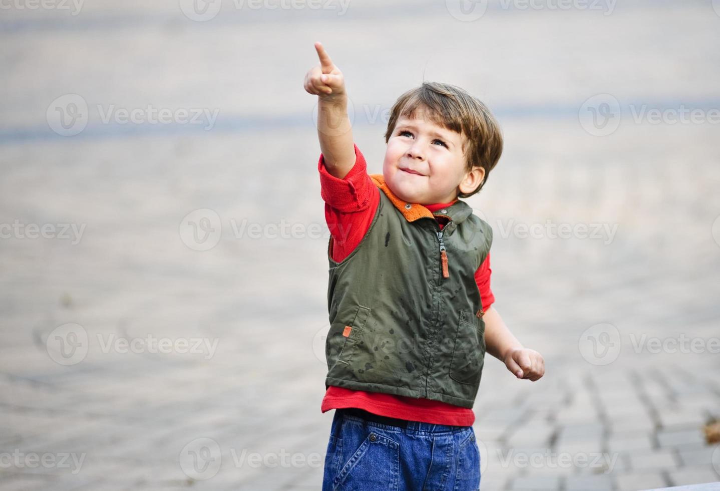 kleiner Junge, der in der Stadt mitspielt foto