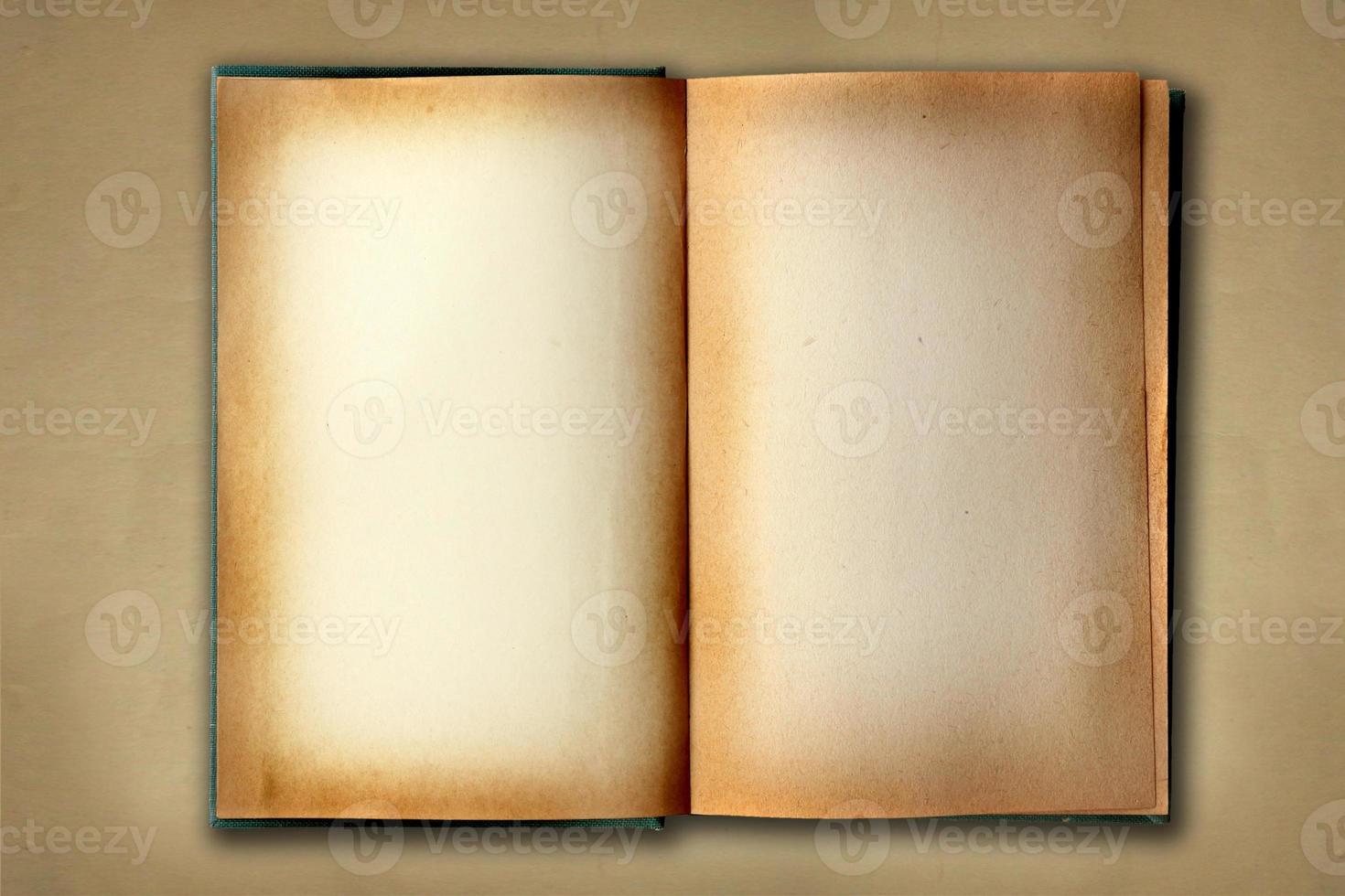 beflecktes altes Arbeitsbuch offen auf verdorbenem Hintergrund foto