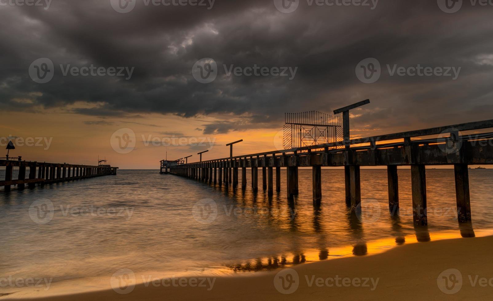 lange Seebrücke in der Sonnenuntergangszeit. foto