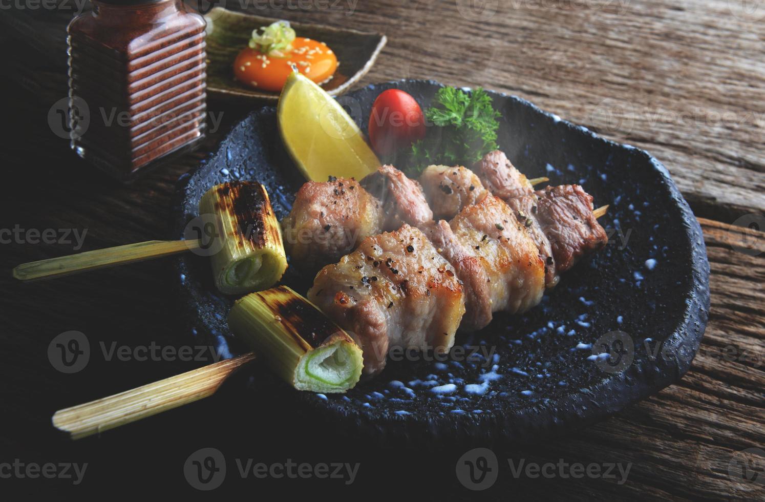 Schweinefleischspieße nach japanischer Art gegrillt. foto