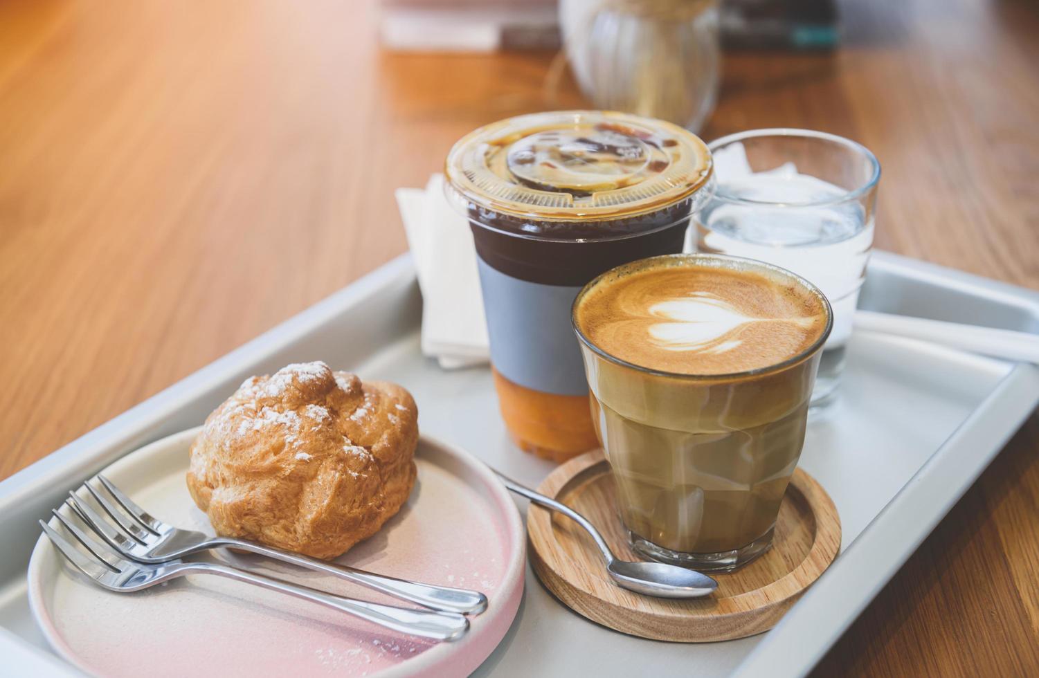 Kaffee-Bestellübersichtsset im Tablett. foto