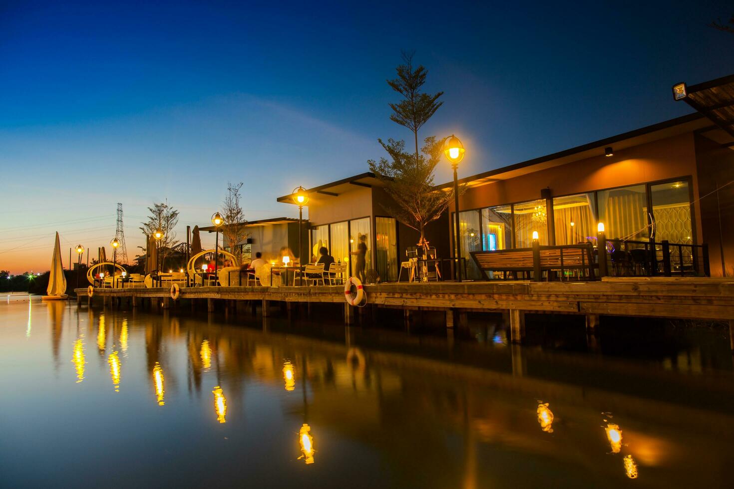 Gebäude Betrachtung auf Wasser beim Sonnenuntergang Zeit foto