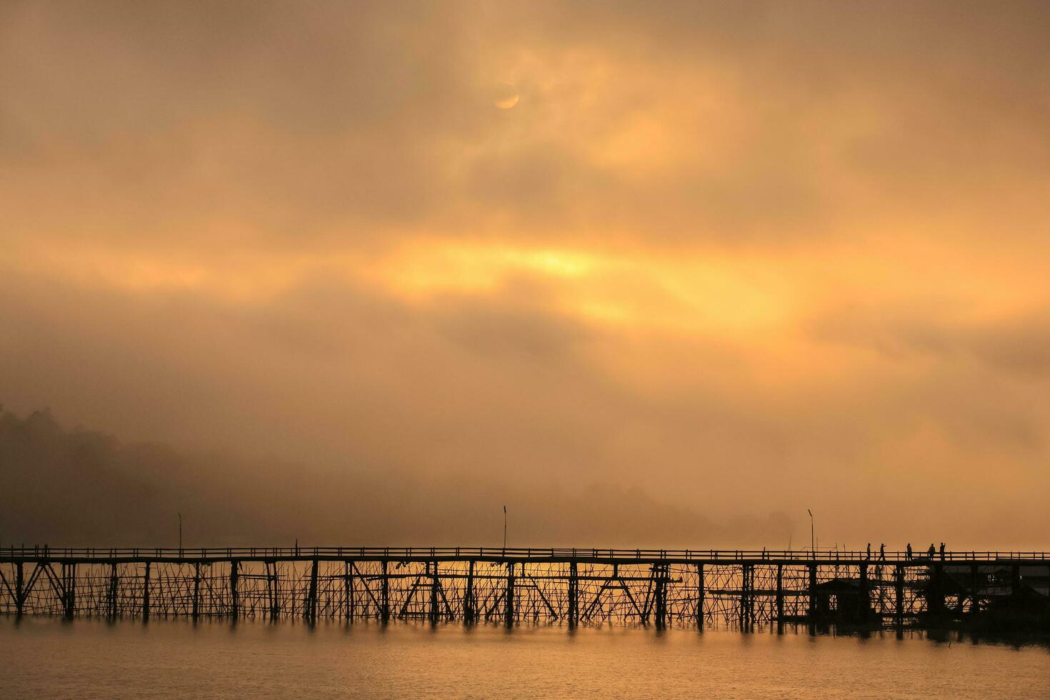 Brücke über Fluss beim Sonnenaufgang Betrachtung auf Wasser foto