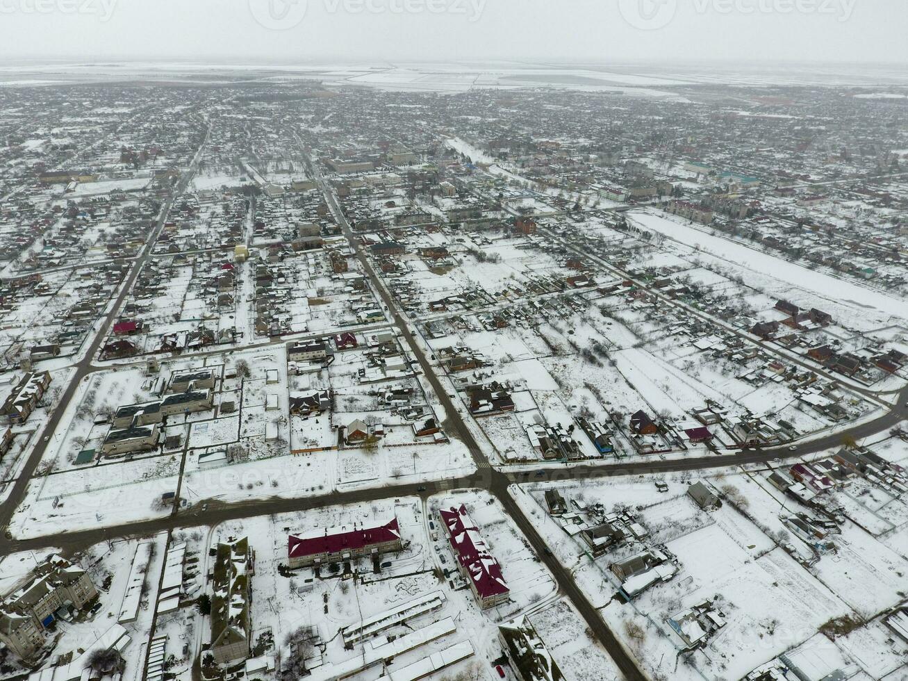 Winter Aussicht von das Vogel Auge Aussicht von das Dorf. das Straßen sind bedeckt mit Schnee foto