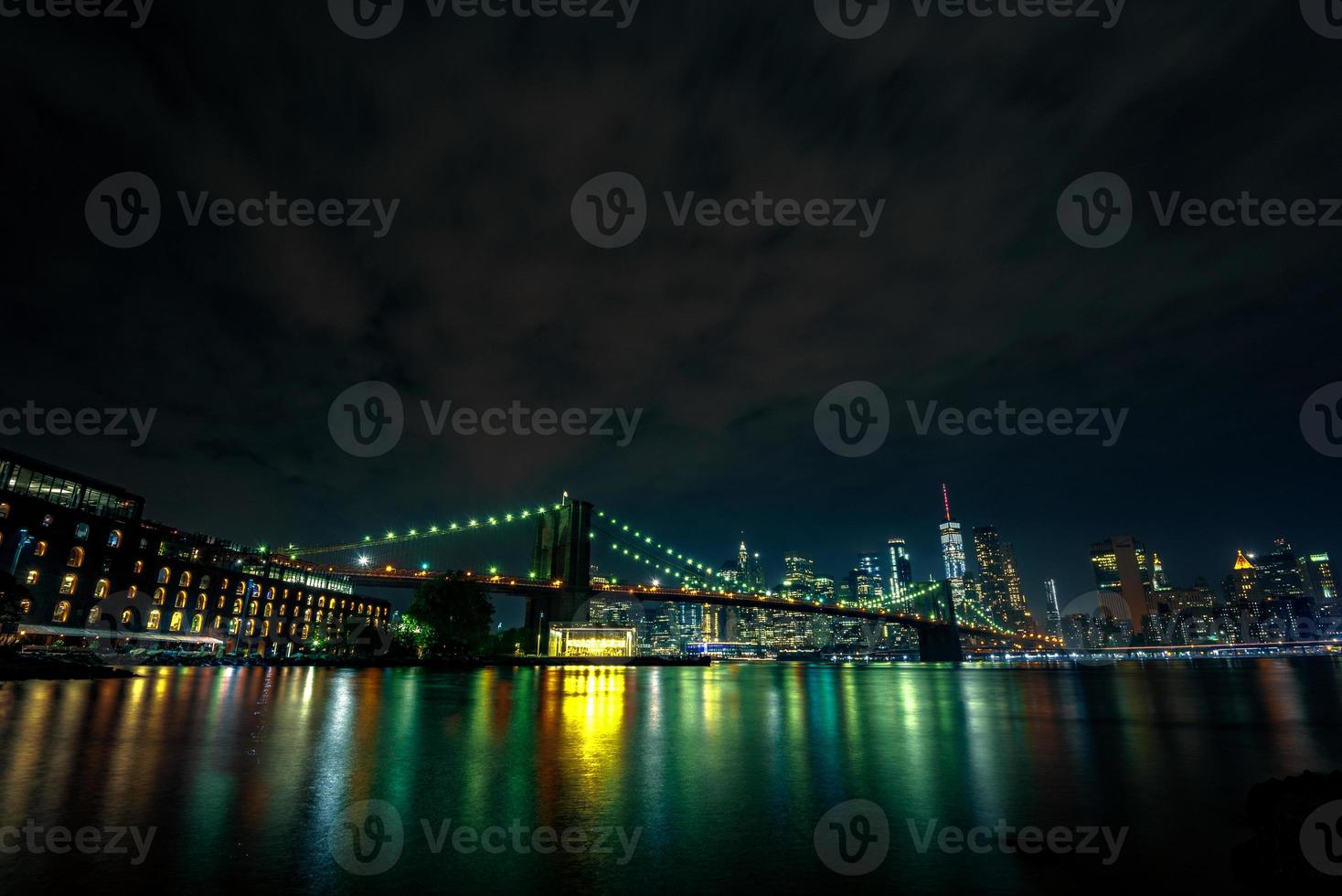 Brooklyn Bridge in der Nacht foto