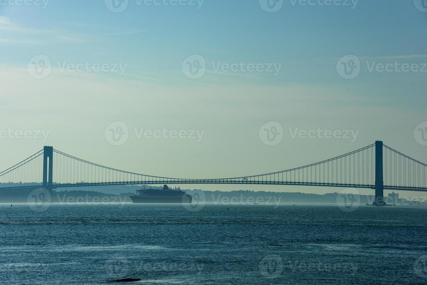 Ein Kreuzfahrtschiff verlässt New York City foto